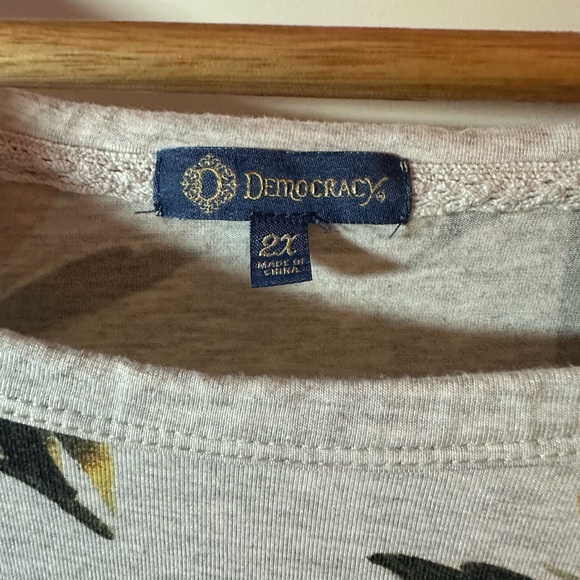 Democracy Tropical T-shirt. Tie at the front waist. 2X. - Picture 3 of 4